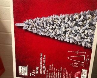 Neatly new lighted 7.5 ft Christmas tree 