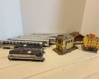 Amtrak Train Model and House HO