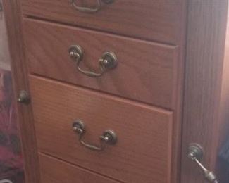 Handy jewelry case with stand