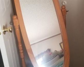 Handy standing mirror