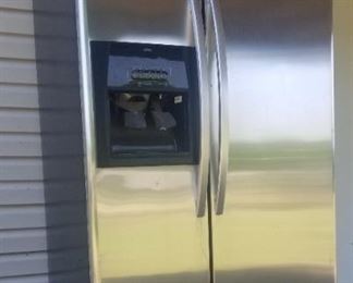 Great functional fridge for porch, man cave or garage 