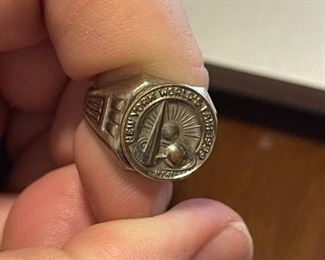 1939 New York Worlds Fair Souvenir Ring With Trylon & Perishere Structures Adjustable