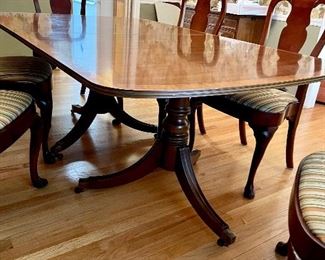 Fantastic Henredon Dining room banded inlay table with three leaves. 
