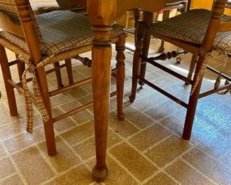 Matching table with leaves 