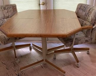 Kitchen Table w 4 Rolling Chairs
