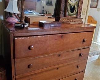 Early 19th century 4-drawer chest with mirror