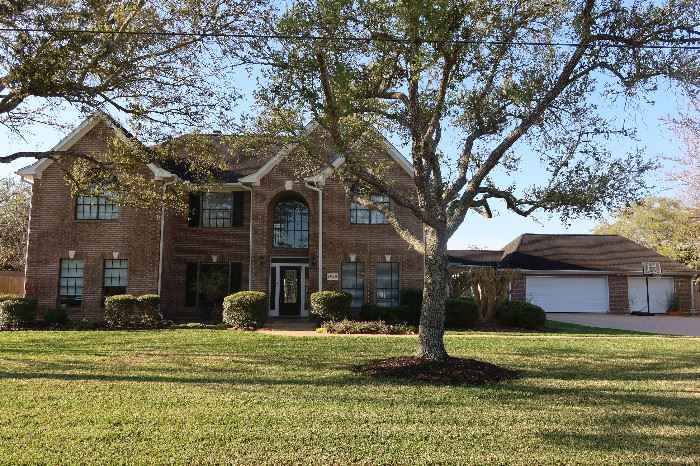 Beautiful home and garage  FULL!!
