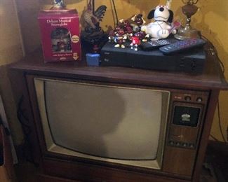 70's console TV that used to show Rowan & Martin's Laugh-In! C'mon, that's awesome