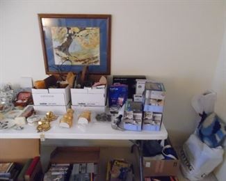 Many decorative items