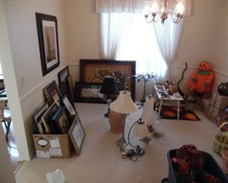 Lamps and Many works of art.