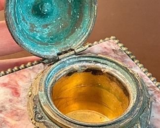 detail-note missing glass insert and the discoloration on the brass. Also the hinge on this side needs a bit of work.