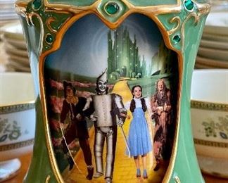 Item 382:  WIZARD OF OZ ARDLEIGH ELLIOTT Revolving Heirloom Porcelain Music Box:  $45