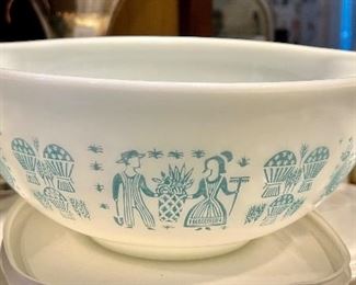 Item 401:  Pyrex 2.5 Qt. Amish Butter Print:  $58