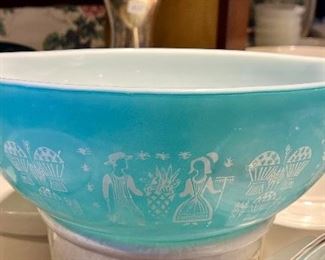 Item 402:  Pyrex 4 Qt. Amish Butter Print:  $48