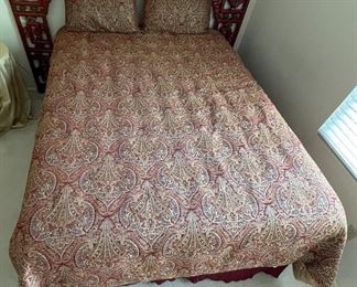 Queen Comforter & Pillows	Queen Size	
