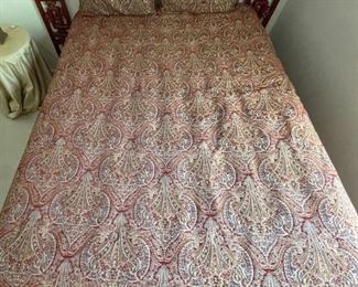 Queen Comforter & Pillows	Queen Size	
