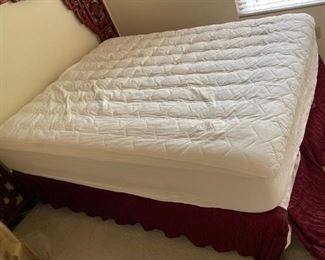 Queen Bed	59 x 77in	
