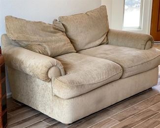 Thomasville Loveseat	39x73x42in	HxWxD
