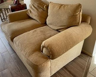 Thomasville Loveseat	39x73x42in	HxWxD
