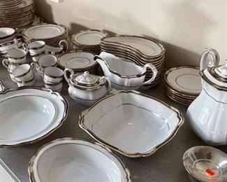 100+ pc Spode Chancellor Cobalt China Set	100+ pc	
