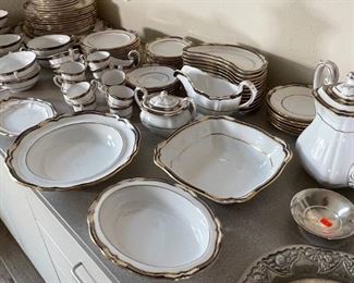 100+ pc Spode Chancellor Cobalt China Set	100+ pc	
