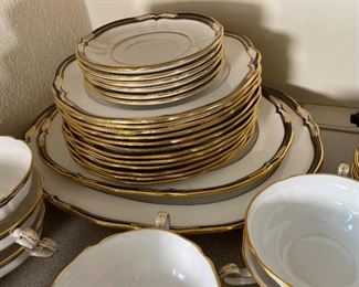 100+ pc Spode Chancellor Cobalt China Set	100+ pc	
