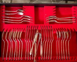 Silver-plate Flatware Set Viners Sheffield England	6.5x19.5x14.5in	HxWxD
