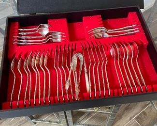 Silver-plate Flatware Set Viners Sheffield England	6.5x19.5x14.5in	HxWxD
