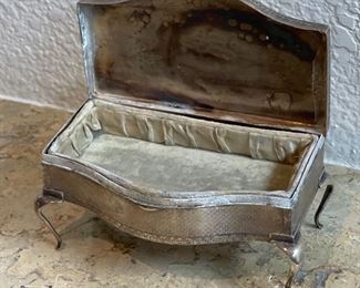 GOLDSMITHS & SILVERSMITHS Co. LTD. Jewelry casket	3x6x3in	
