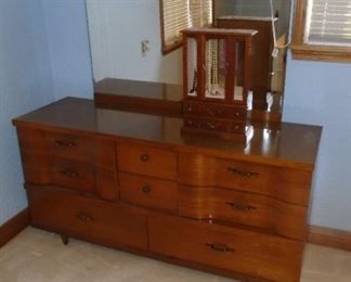 DRESSER