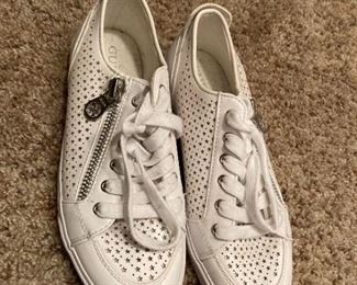 Guess tennis shoes, Size 8