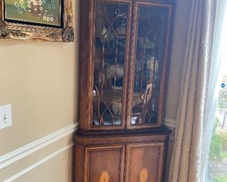 Corner cabinet