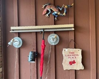 Exciting lighting and a lizard wall art