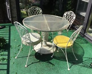 Vintage Woodard Patio Table w/4 Chairs  Flower/Leaf Pattern on Chair Back & Table Pedestal