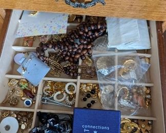 Tons of jewelry 