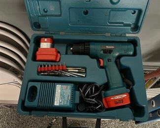 MAKITA DRILL - BATTERY OPERATED WITH CHARGER - 2 BATTERIES - TOOLS