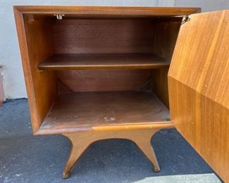 American of Martinsville pair of end tables in excellent condition. Lot #3792