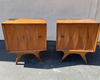 American of Martinsville pair of end tables in excellent condition. Lot #3792