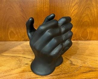Hands sculpture. Lot #3739