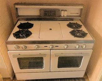 Vintage 1950s Wedgewood to door four burner stove works perfectly