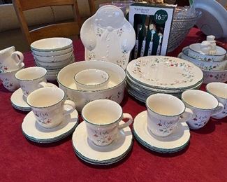 Pfaltzgraff China Set "Winterberry"