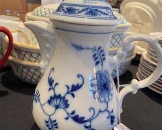 1934 Meissen Ziebelmuster "Blue Onion" Teapot 