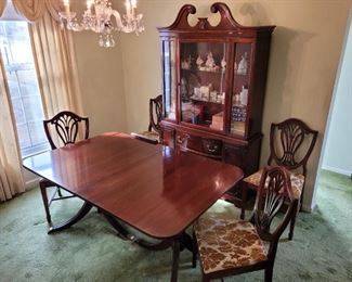 $225  Duncan Phyfe Dining table, (2) Arm Chairs, (4) Side chairs