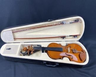 Beautiful 3/4 scale violin. Appears to be in stunning condition, ready to play. Per consignor, this was tuned by the Houston Opera Concert Master (They are the seller's neighbor)! Includes extras!