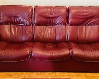 3_____ $1995
Ekarnes 3 seat set Stressless leather sofa & ottoman
Sofa   • 39high 91wide 33deep
coffee table   • 18high 47wide 24deep