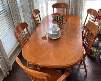 Sturdy oak table with six chairs and additional leaf insert