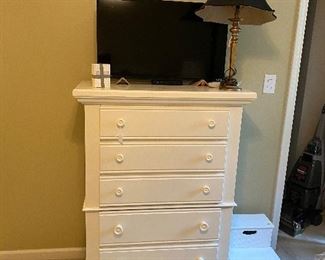 White wooden Chest of Drawers
