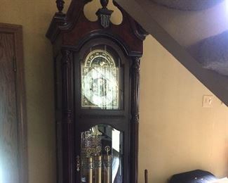 Stunning Howard Miller Edinburg 82nd  Edition Anniversary Grandfather clock. Clock works 611-142, Ser #MF1086330059. Clock is in perfect, as new condition and functioning flawlessly. Taking offers, Robert 714 499 4199.