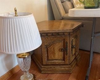 2 end tables and lamps 