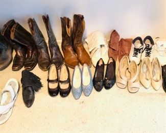 Men's Shoes Size 11 / Women's Size 5.5